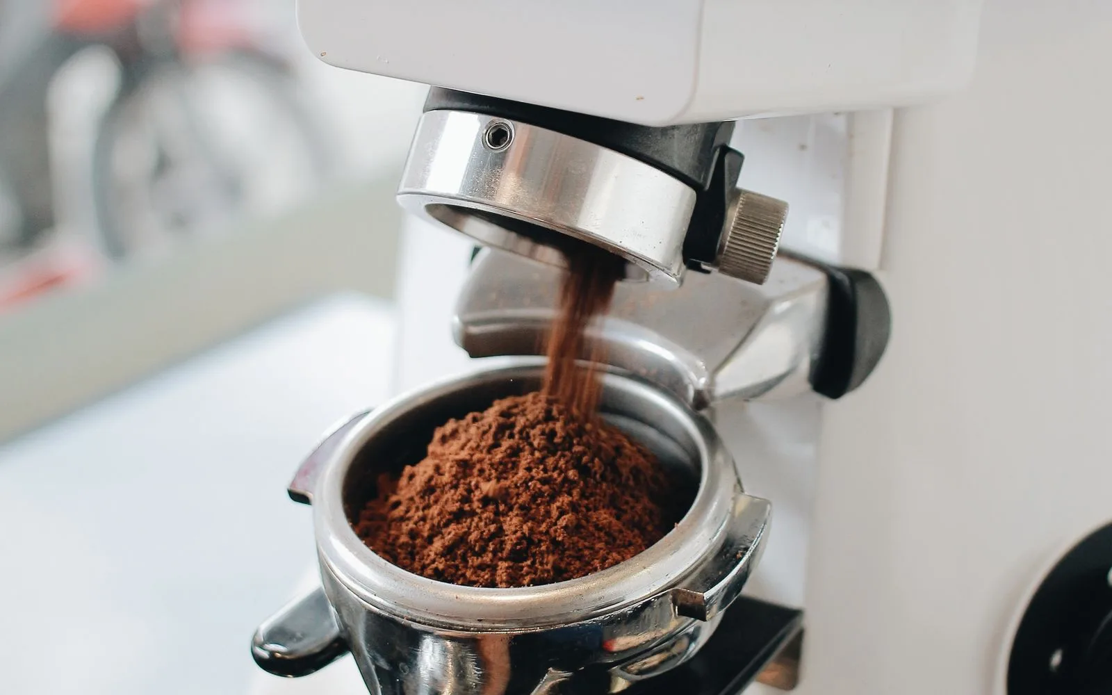 kaffekvern med kaffebønner